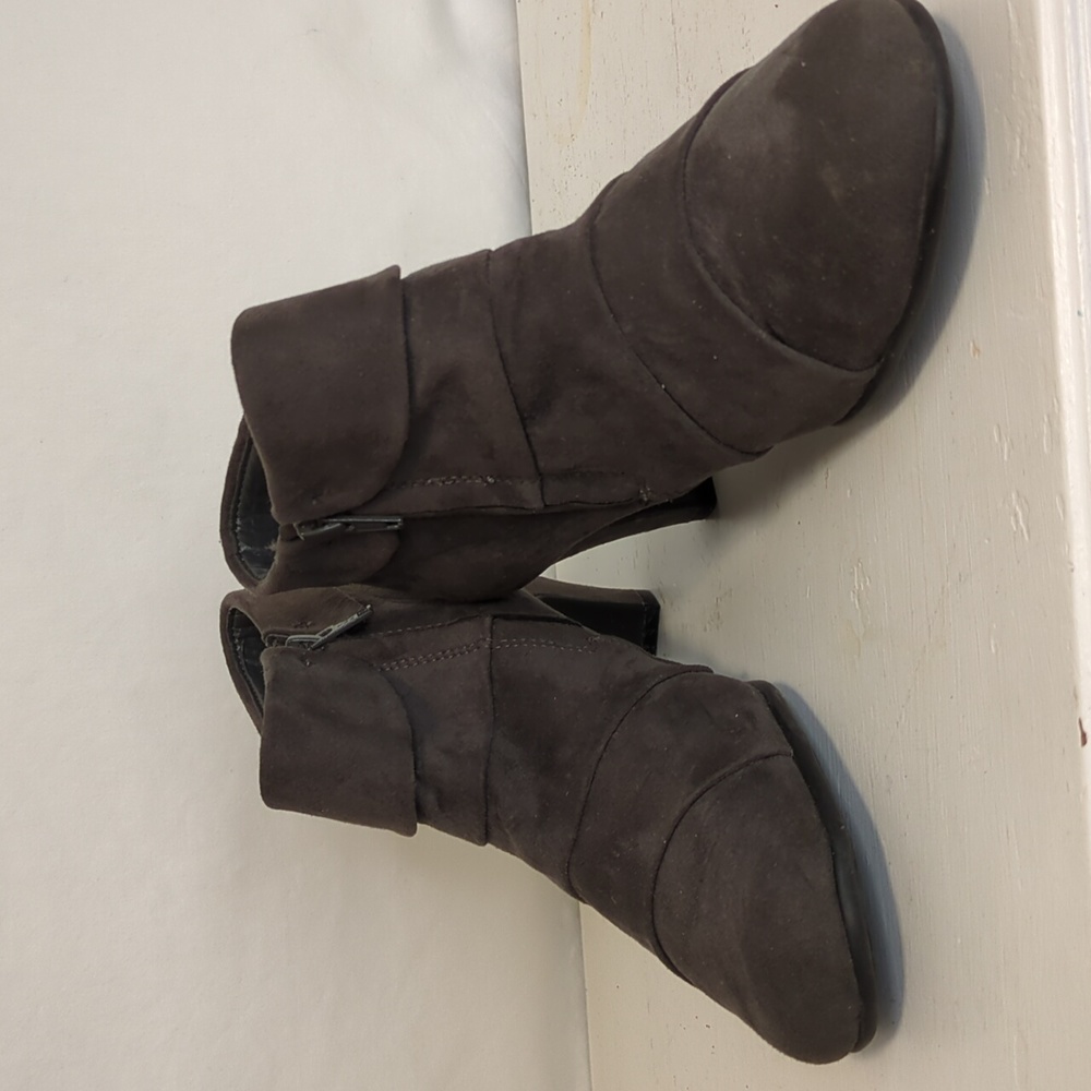 Bass grey suede side zipper 2 inch heel dress boots sz 7